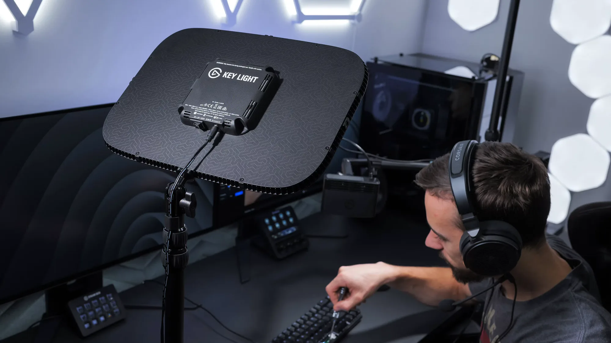 Elgato Key Light: Wi-Fi LED panel with 2,800 lumens and app control on a desk clamp, for video calls and streaming (2 of 6)