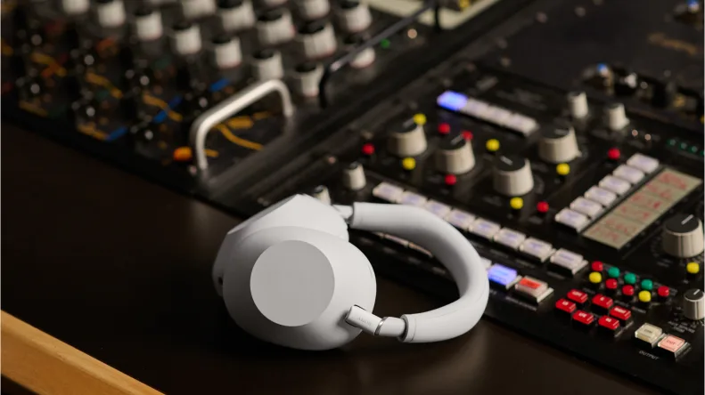 Sony WH-1000XM6: Wireless noise-cancelling headphones with 12 mics, up to 30 hours of battery and multipoint