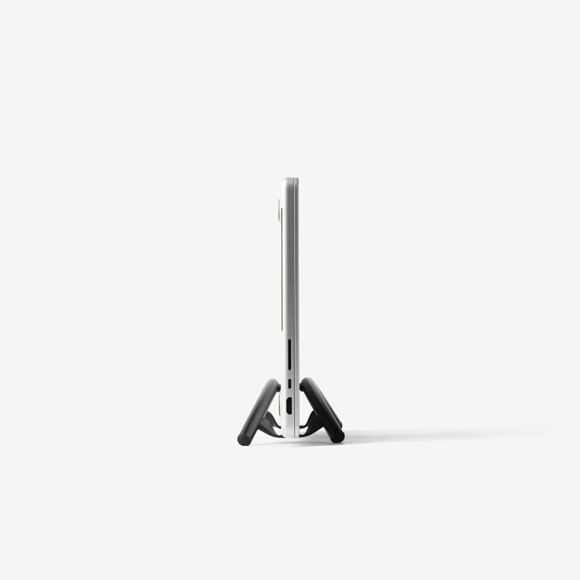 Twelve South BookArc Flex: Aluminum vertical stand that holds a closed MacBook upright when you work from an external monitor (4 of 6)