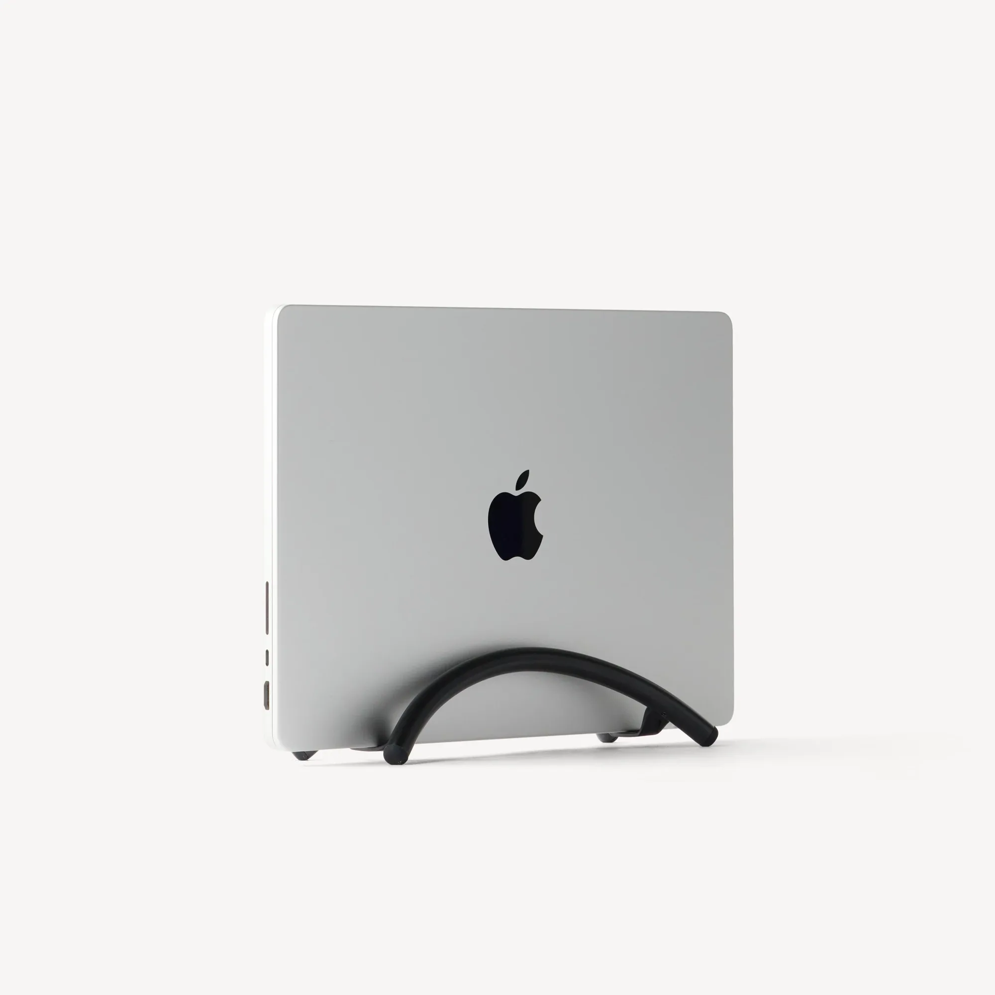 Twelve South BookArc Flex: Aluminum vertical stand that holds a closed MacBook upright when you work from an external monitor (6 of 6)